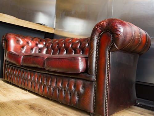 Chesterfield kanapé – luxus és elegancia az irodában